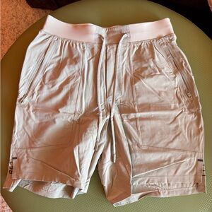 Lululemon license to train 7 inch shorts men’s small cream